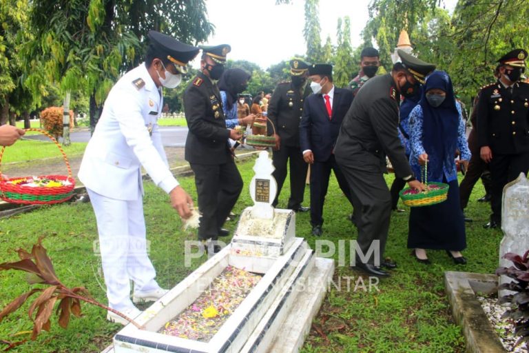 Walikota Pematangsiantar Dr. Hefriansyah SE MM Ikuti Upacara Ziarah Nasional Dalam Rangka Peringatan Hari Pahlawan Tahun 2021