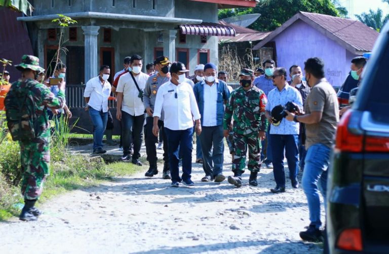 Bupati Bersama Wakil Bupati Simalungun, Dandim dan Kapolres Bantu 7 Keluarga Korban Angin Puting Beliung