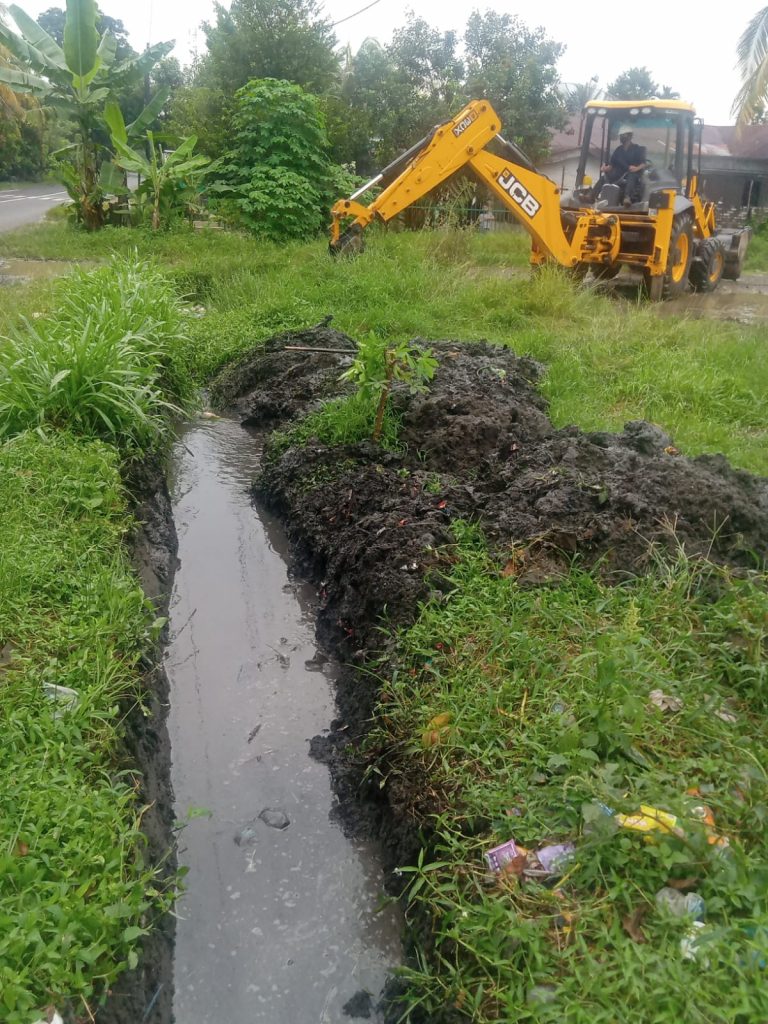 Masyarakat Sahkuda Bayu Gotong Royong Bersama PT.SIPEF Bukit Maraja