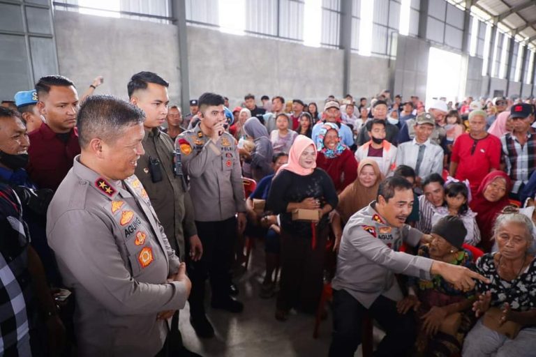Wakapolri Didampingi Kapolda Sumut Salurkan 3.500 Paket Sembako Bakti Sosial Polri Untuk Negeri di Belawan