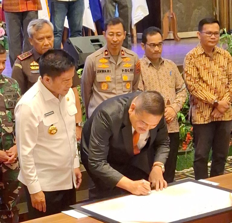 Parlindungan Purba Calon DPD RI Tanda Tangani Fakta Integritas Pemilu Damai 2024
